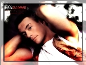 Jean Claude Van Damme, biała koszulka, kamizelka