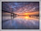 Most Vasco da Gama, Wschód słońca, Rzeka Tag, Portugalia, Chmury, Lizbona