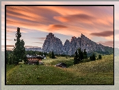Góry Sassolungo, Domy, Drzewa, Dolina Val Gardena, Dolomity, Włochy, Zachód słońca
