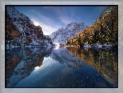 Odbicie, Jezioro Pragser Wildsee, Włochy, Zima, Góry Dolomity, Drzewa