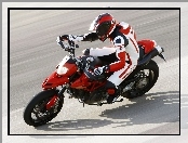 Ducati Hypermotard 1100, Motocyklista, Kask