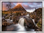 Skały, Szczyt Buachaille Etive Mor, Chmury, Góra, Dolina Glen Coe, Rejon Highland, Szkocja, Rzeka Coupall, Roślinność