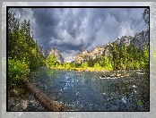 Rzeka, Niebo, Drzewa, Góry, Park Narodowy Yosemite, Kalifornia, Stany Zjednoczone, Chmury, Merced River