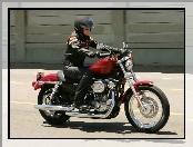 Harley Davidson XL883, Motocyklistka