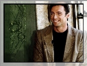 Hugh Jackman, uśmiech, czarna koszulka