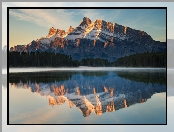 Kanada, Las, Park Narodowy Banff, Mgła, Prowincja Alberta, Góra Mount Rundle, Jezioro Two Jack Lake, Odbicie