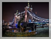 Londyn, Girl with a Dolphin, statue, Tower Bridge, noc