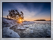 Finlandia, Plaża Kallahdenniemi, Drzewa, Półwysep Kallviksudden, Zachód słońca, Promienie słońca, Helsinki, Zatoka, Morze, Zima