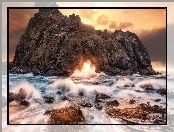 Stany Zjednoczone, Łuk Keyhole Rock, Przebijające światło, Stan Kalifornia, Plaża Pfeiffer Beach, Morze, Skała
