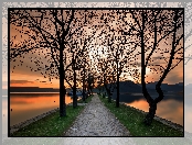 Drzewa, Kastoria, Latarnie, Grecja, Droga, Jezioro Kastoria, Statek, Zachód słońca