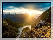 Park Narodowy Fiordland, Promienie słońca, Nowa Zelandia, Chmury, Wyspa Południowa, Góry, Jezioro, Wschód słońca