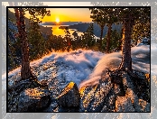 Jezioro, Drzewa, Stany Zjednoczone, Sierra Nevada, Góry, Promienie słońca, Zachód słońca, Kamienie, Tahoe Lake