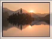 Słowenia, Wschód słońca, Wyspa Blejski Otok, Odbicie, Jezioro Bled, Kościół Zwiastowania Marii Panny, Góry, Alpy Julijskie