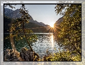 Jezioro Leopoldsteinersee, Promienie słońca, Drzewa, Austria, Góry Hochschwabgruppe, Styria