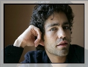 Zamyślony, Adrian Grenier