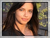 Adriana Lima, brązowe włosy, srebrny łańcuszek