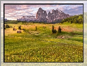 Dolomity, Dolina Val Gardena, Łąki, Płaskowyż Seiser Alm, Włochy, Góry Sassolungo, Chmury, Domki, Drzewa