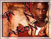 Akon, Twarz