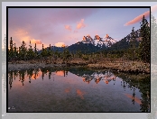 Bow River, Rzeka, Alberta, Three Sisters, Canmore, Kanada, Canadian Rockies, Góra, Góry, Drzewa