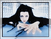 Amy Lee, czarna bluzka