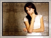 Angelina Jolie, biała bluzka