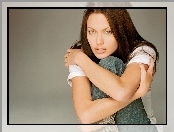 Angelina Jolie, biały top, jeansy