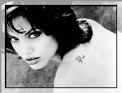 Angelina Jolie, krótkie włosy, tatuaż