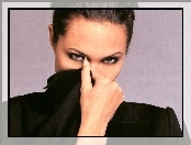 Angelina Jolie, zasłonięta twarz