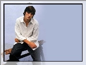 Ashton Kutcher, koszula, spodnie