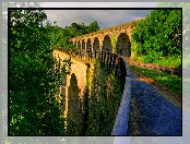 Most, Miejscowość Chirk, Roślinność, Atrakcja Chirk Aqueduct, Drzewa, Droga, Wiadukt, Hrabstwo Shropshire, Walia, Ogrodzenie