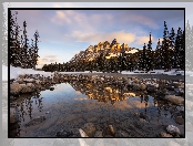 Las, Castle Mountain, Kanada, Canadian Rockies, Kamienie, Bow River, Góra, Rzeka, Chmury, Zima, Góry, Park Narodowy Banff, Drzewa, Alberta