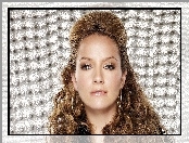 Becki Newton, Szatynka, Kolczyki