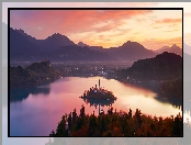Blejski Otok, Słowenia, Jezioro Bled, Góry, Zachód słońca, Wyspa, Jesień, Alpy Julijskie, Drzewa