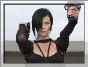 Charlize Theron, pistolet, broń