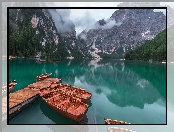 Włochy, Łódki, Lago di Braies, Chmury, Jezioro Pragser Wildsee, Góry, Dolomity, Pomost