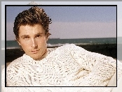 Christian Bale, jasny sweterek