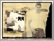 David Boreanaz, biały t-shirt, pasek