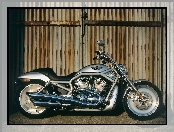 Harley-Davidson VRSC V-Rod, Bak, Logo