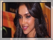 Deepika Padukone, Brunetka, Uśmiech