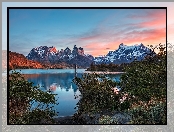 Chile, Zachód słońca, Góry Torres del Paine, Krzewy, Patagonia, Ośnieżone, Szczyty, Jezioro