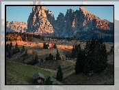 Dolomity, Seiser Alm, Płaskowyż, Góry, Włochy, Val Gardena, Drewniane, Sassolungo, Domy, Dolina, Drzewa