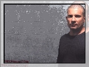 Dominic Purcell, czarna bluzka