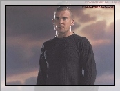 Dominic Purcell, czarna bluzka