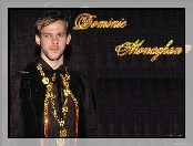 Dominic Monaghan, ciemny strój, złoty łańcuch