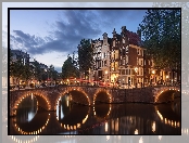 Holandia, Światła, Rzeka Amstel, Chmury, Amsterdam, Most, Drzewa, Domy