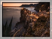 Domy, Włochy, Zatoka, Vernazza, Zachód słońca, Prowincja La Spezia, Góry, Morze Liguryjskie, Skały