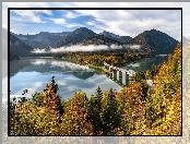 Niemcy, Jesień, Góry, Mgła, Bawaria, Jezioro Sylvensteinsee, Most, Drzewa