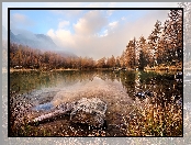 Jezioro Lago di San Pellegrino, Góry Dolomity, Szuwary, Dolina Vall di Fassa, Włochy, Las, Mgła, Kamienie, Trydent-Górna Adyga, Drzewa, Chmury