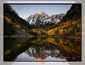 Góry Skaliste, Odbicie, Jezioro Maroon Lake, Stany Zjednoczone, Drzewa, Jesień, Szczyty Maroon Bells, Kolorado