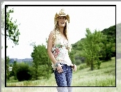 Emily Procter, Kapelusz, Uśmiech